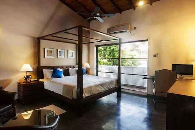 Four poster room