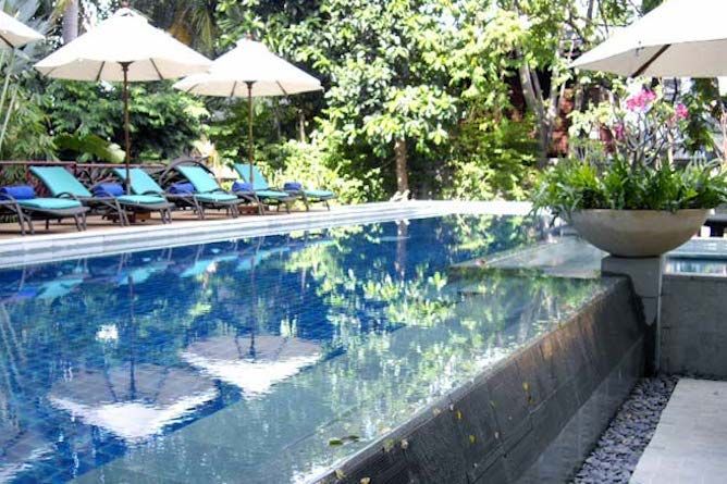 Swimming pool & terrace