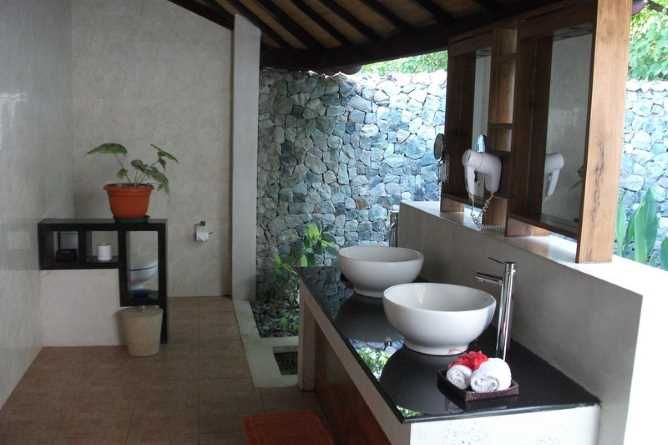 Room 7 bathroom