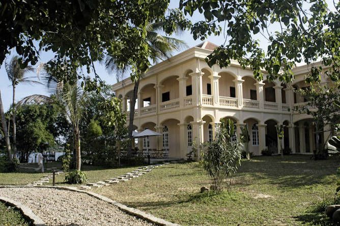 Colonial style exterior