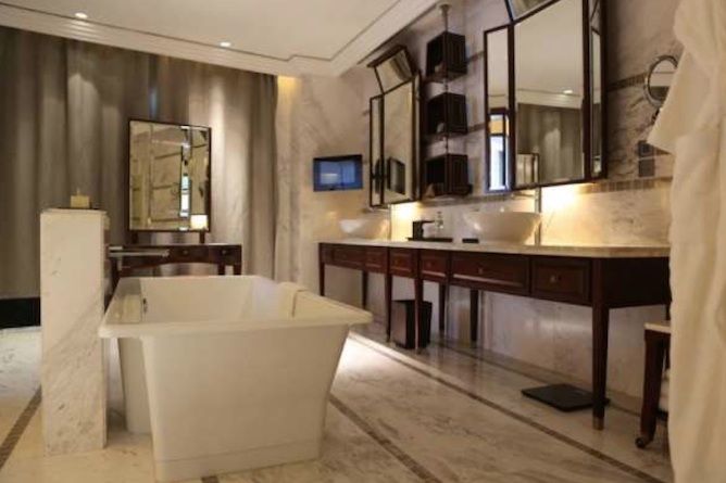 Deluxe room bathroom