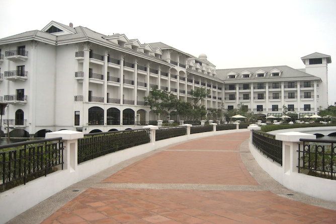 Intercontinental Westlake driveway