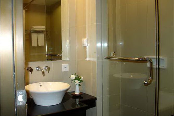 Deluxe Suite Bathroom
