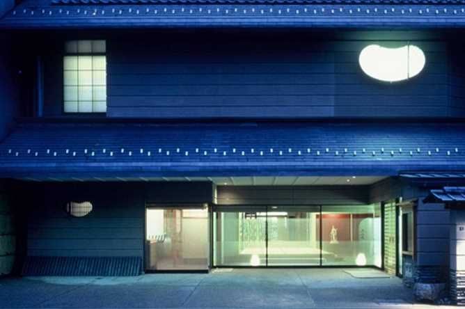The exterior of Honjin Hiranoya Kachoan