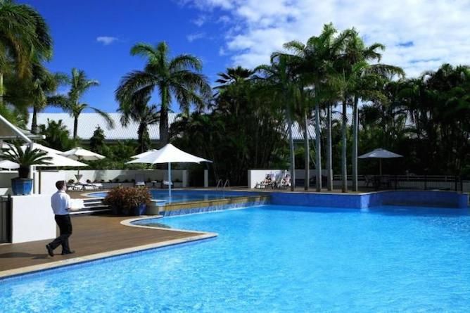 Swimming pool & terrace