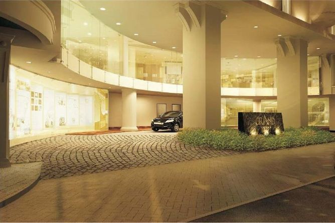 Hotel forecourt & entrance