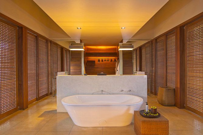 Suite bathroom