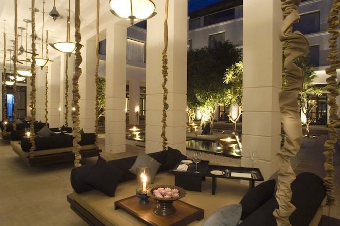 Hotel lobby & lounge
