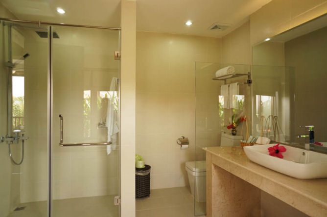 Emerald Suite bathroom
