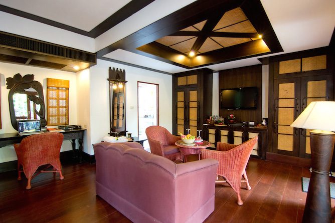 The deluxe pool access room living area