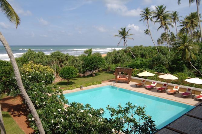 The swimming pool with views to the beach