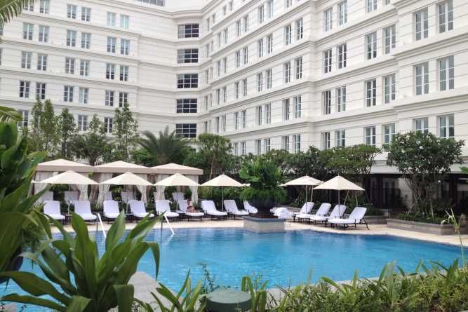 Swimming pool with a resort feel