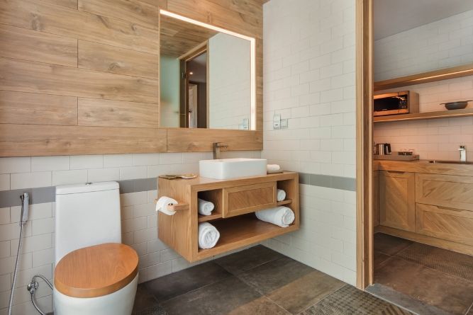 Deluxe Suite bathroom