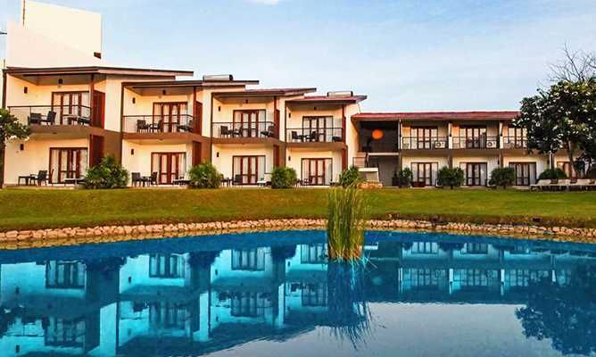 Rooms overlooking the swimming pool.