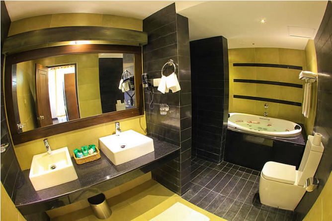 Luxury Suite bathroom