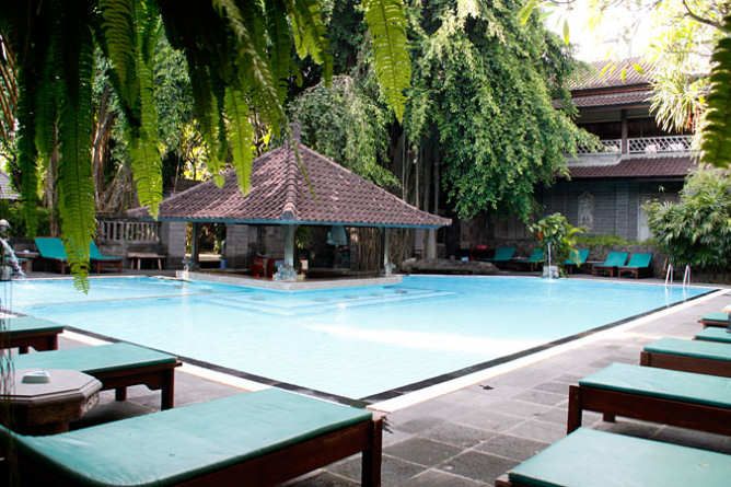 Swimming pool with sunken bar