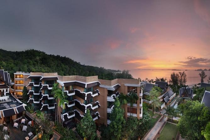 Comfortable accommodation overlooking the sea and gardens