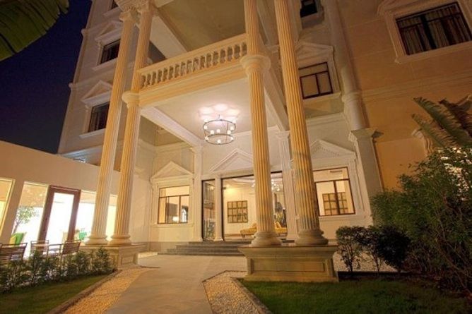 White Mansion entrance