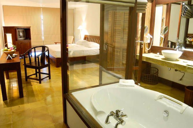 Deluxe room bathroom