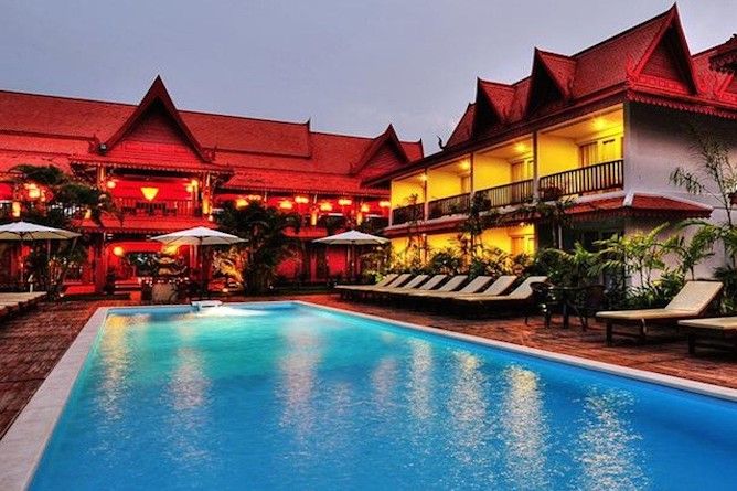 Swimming pool & terraces