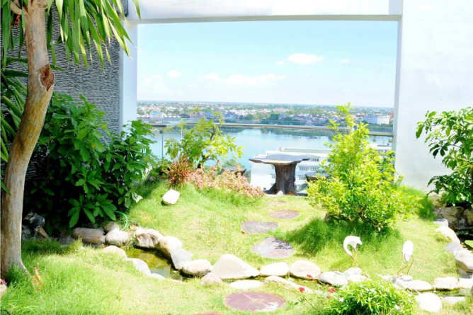 King Suite private garden with river view