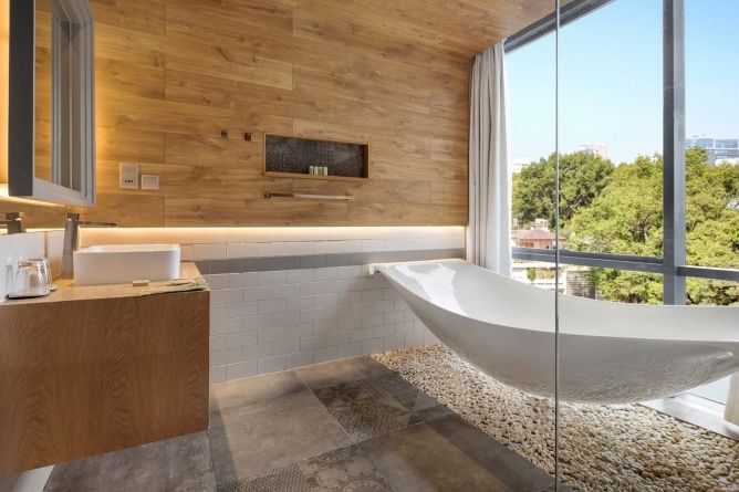 Corner Suite bathroom with views