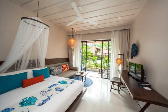 Deluxe Pool View Room