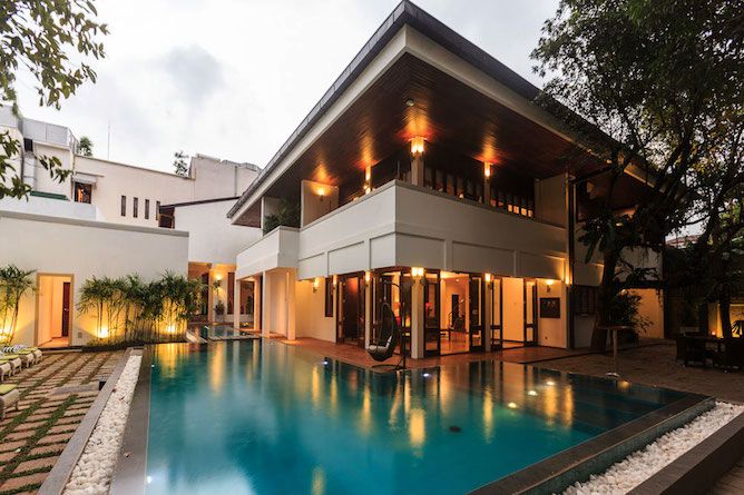 The rear of the hotel & pool