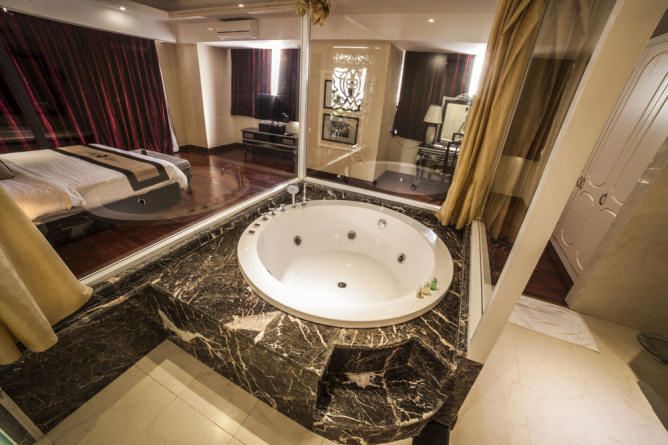 King Suite bathroom