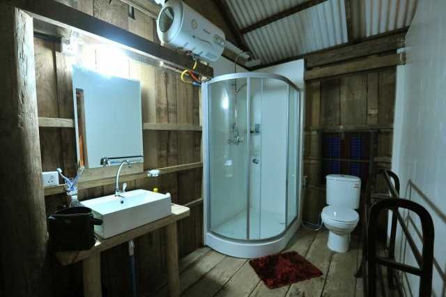 Palm Lodge bathroom