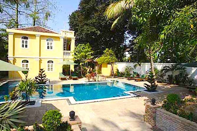 Swimming pool & terrace