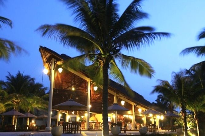 Colibri Beach Restaurant by night