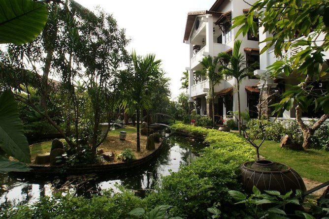 Attractive gardens & grounds