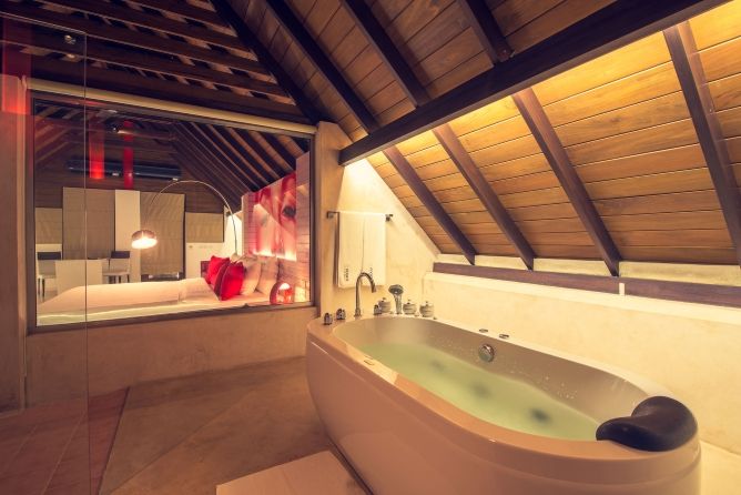 Suite bathroom