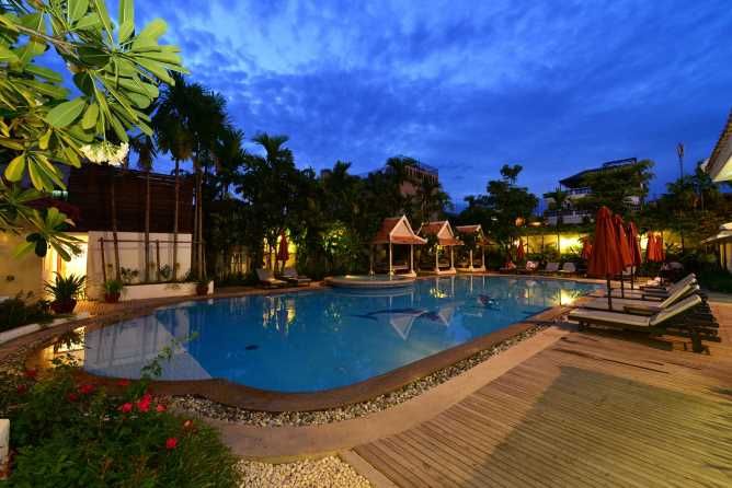 Swimming pool & terrace