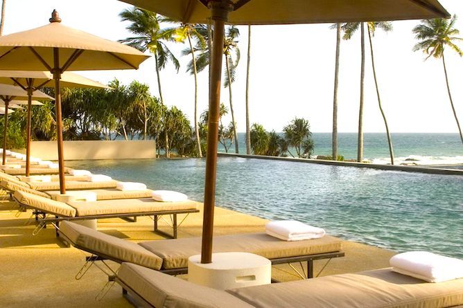 Swimming pool, terrace & view to the ocean