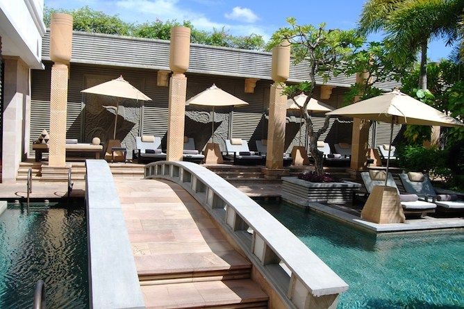 Swimming pool & terrace