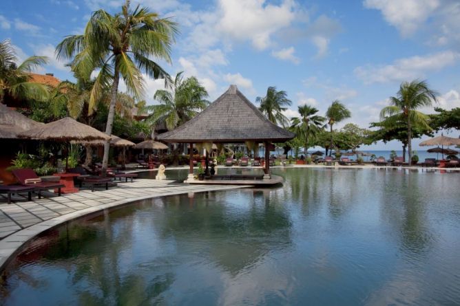Swimming pool
