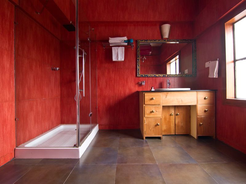 Red bathroom at Chonor House