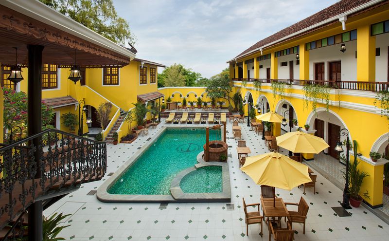 Pool & courtyard
