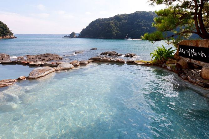 Large open-air hot-spring bath
