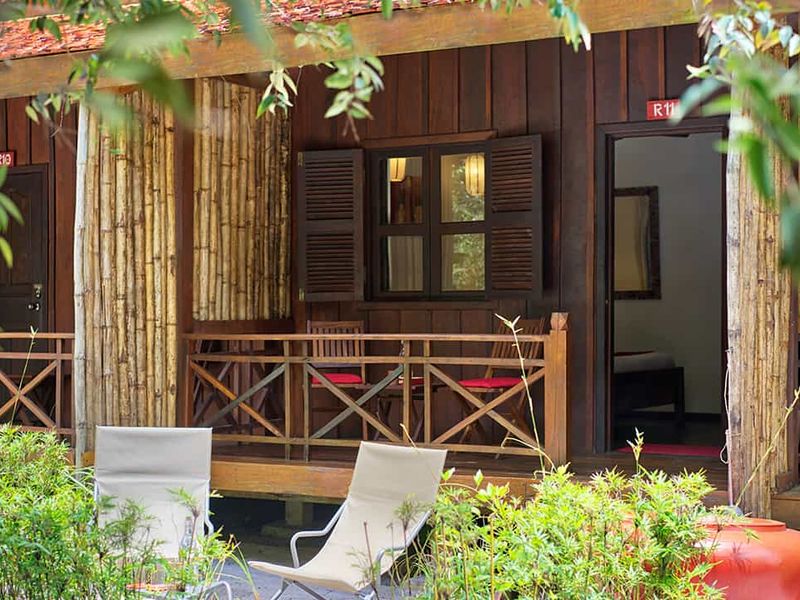 Veranda with loungers at Sok San