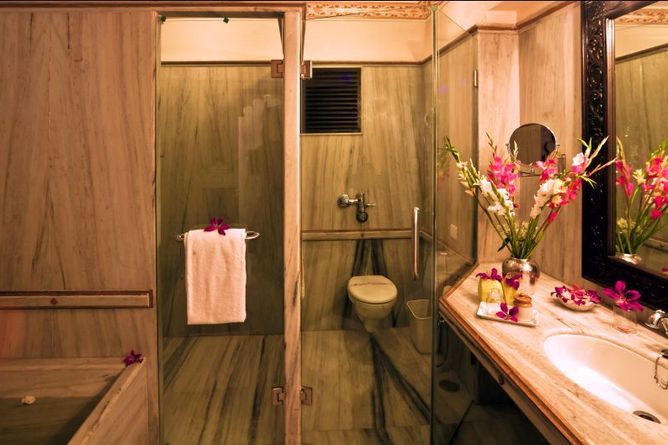 Stylish en-suite bathroom