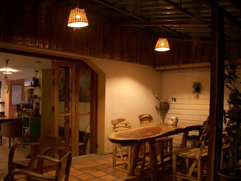 Cosy restaurant at night at Phumanee Lahu Home Hotel