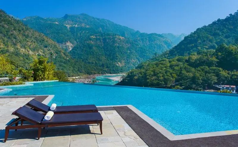 Infinity pool and sun terrace