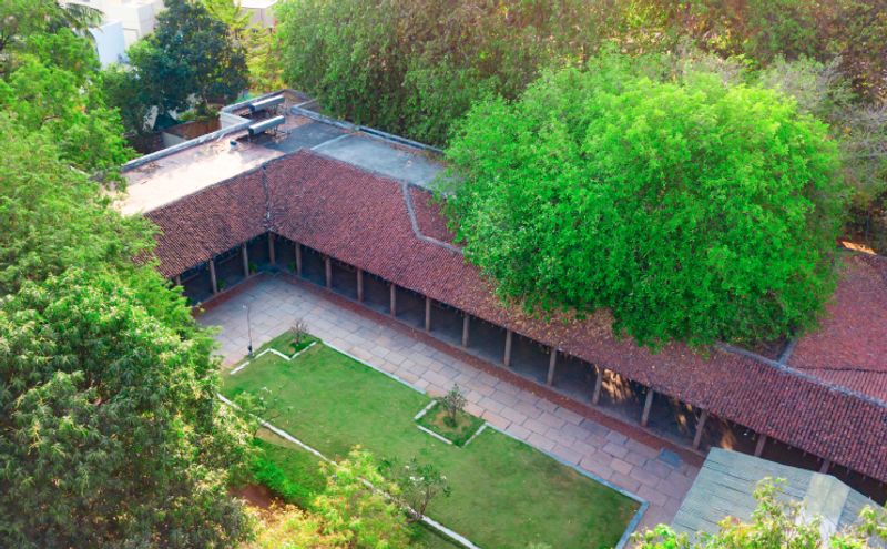 Extensive grounds & garden