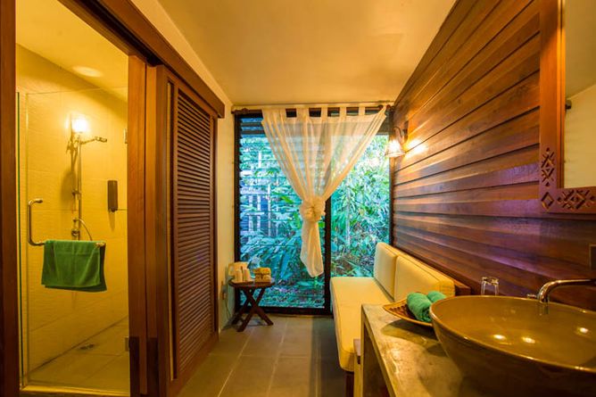 Superior room bathroom