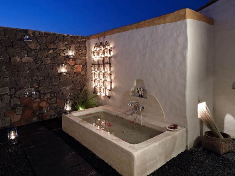 Outdoor bath at Samode Safari Lodge