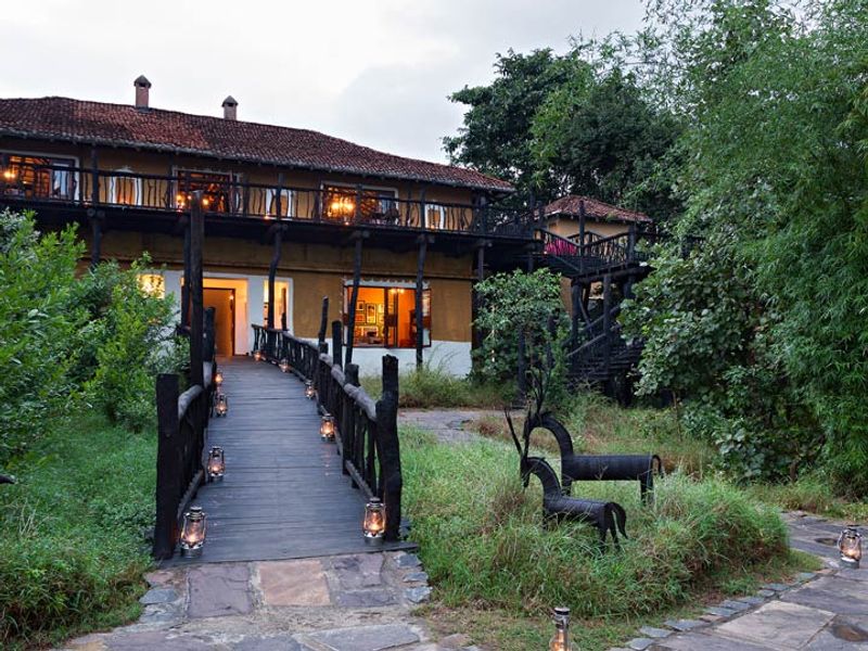 Walkway to entrance at Samode Safari Lodge