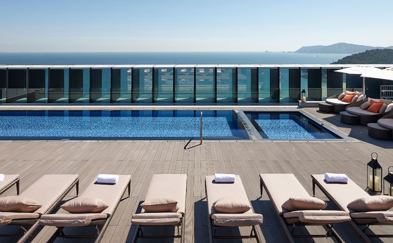 Rooftop pool & bar